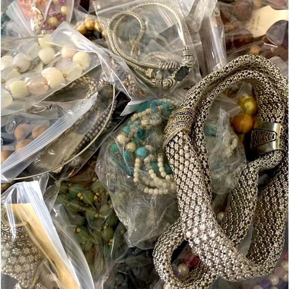 Huge 2 LB Vintage 2 Now Jewelry Lot- MYSTERY BOX~ Gold Silver Rhinestone Pearls - Picture 3 of 7